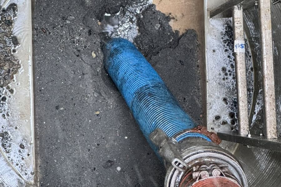 Blocajele revin pe aceeasi retea de canalizare (1) Ati desfundat, reteaua si-a revenit, apa a inceput din nou sa curga normal si pentru o vreme totul a parut rezolvat. Apoi problema s-a intors. Uneori in acelasi punct. Alteori pe acelasi traseu. In astfel de situatii, blocajul nu mai trebuie privit ca un incident izolat, ci ca un semnal clar ca reteaua are o cauza activa care nu a fost inca vazuta si tratata corect.
