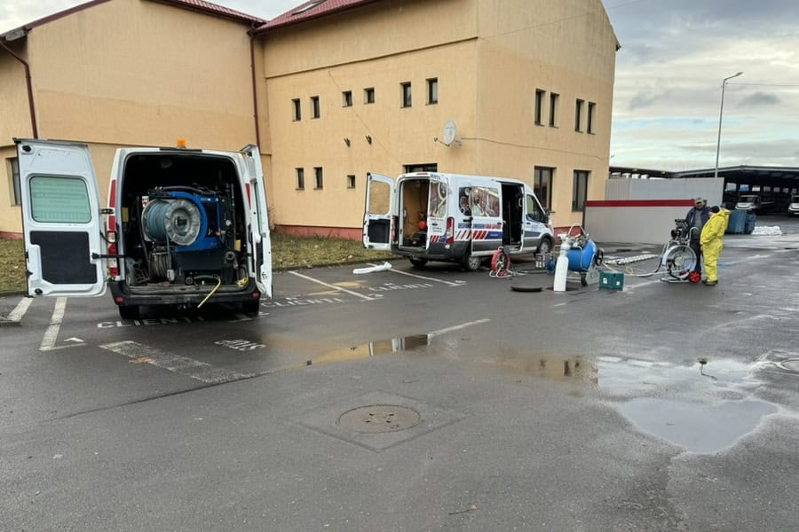 Ce se poate intampla cand amanati reparatia unei conducte de canalizare (1) Multe defecte din reteaua de canalizare nu incep spectaculos. Conducta continua sa functioneze, evacuarea inca are loc, iar problema pare, pentru o vreme, usor de tolerat. De aici porneste una dintre cele mai costisitoare greseli: amanarea. O fisura mica, o infiltratie, o zona in care scurgerea merge mai greu sau un defect care revine in acelasi punct nu raman, de regula, la acelasi nivel. In exploatare, conducta continua sa lucreze, iar defectul continua sa se dezvolte.