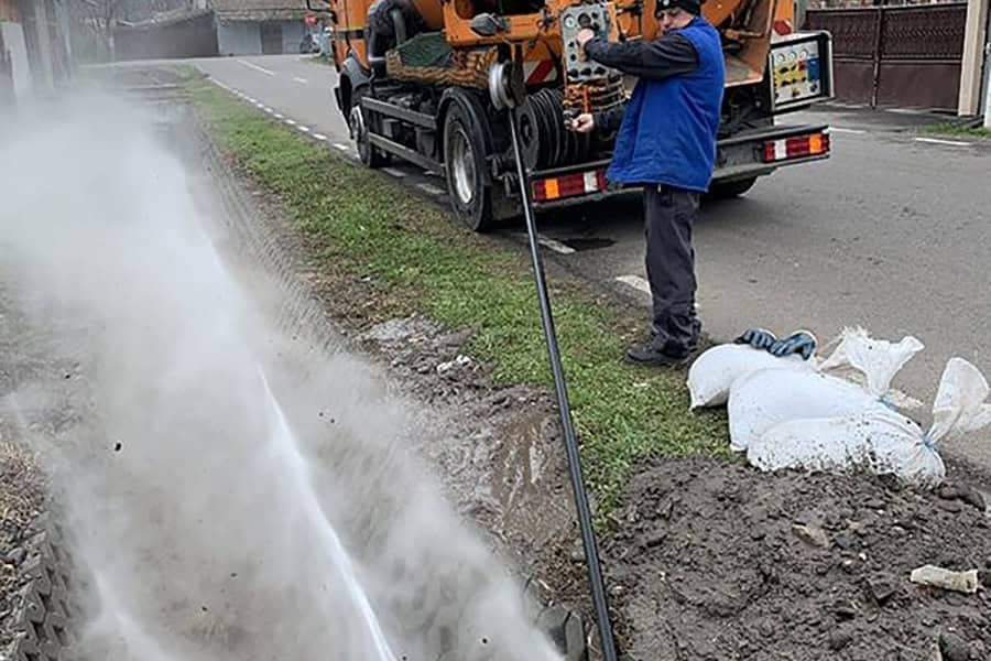 Desfundare canalizare si decolmatare santuri de apa in Harghita Desfundare canalizare si decolmatare santuri de apa in Harghita