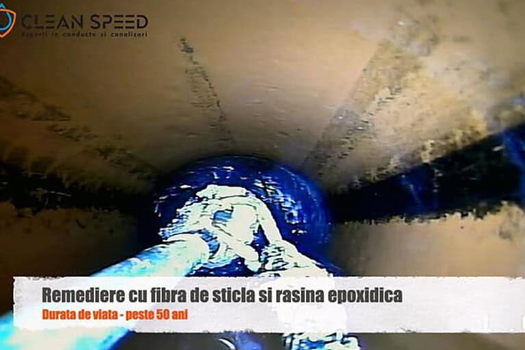 Reparatie conducta canalizare cu rasina epoxidica in Targu Mures 15 Lucrarea a inceput cu verificarea zonei afectate pentru a stabili exact pozitia defectului si amploarea problemei. In orice reparatie canalizare fara sapatura, evaluarea initiala este esentiala, mai ales atunci cand defectul apare intr-o jonctiune, unde continuitatea si etanseitatea trebuie refacute precis. In acest caz, analiza a confirmat ca problema era localizata in zona de legatura dintre segmentele de canalizare, fara sa fie necesara o interventie extinsa pe intregul traseu.