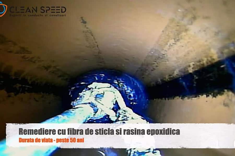 Reparatie-conducta-canalizare-fara-sapatura-cu-rasina-epoxidica-5 Lucrarea a inceput cu verificarea zonei afectate pentru a stabili exact pozitia defectului si amploarea problemei. In orice reparatie canalizare fara sapatura, evaluarea initiala este esentiala, mai ales atunci cand defectul apare intr-o jonctiune, unde continuitatea si etanseitatea trebuie refacute precis. In acest caz, analiza a confirmat ca problema era localizata in zona de legatura dintre segmentele de canalizare, fara sa fie necesara o interventie extinsa pe intregul traseu.